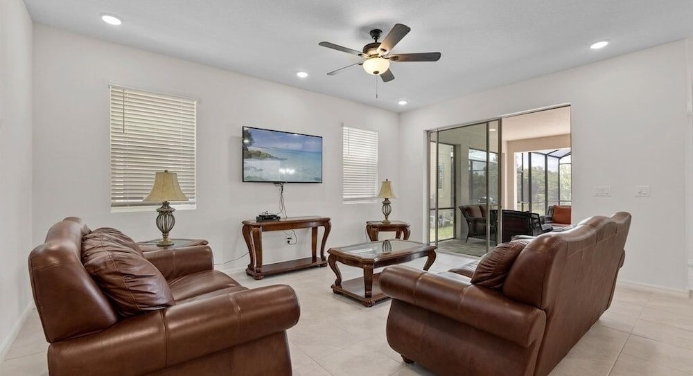 Lake View Solara Resort 6 Bed private Pool 6 Bedroom Home - photo 21