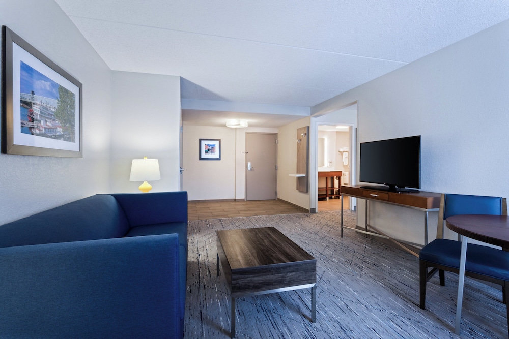 Holiday Inn Express & Suites Cincinnati Riverfront by IHG - photo 33
