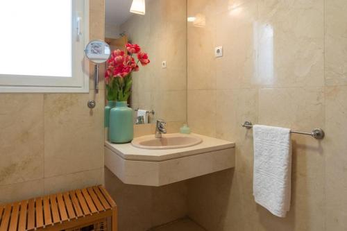 Vivienda con zona de trabajo piscina y parking — eco-hotel in Madrid