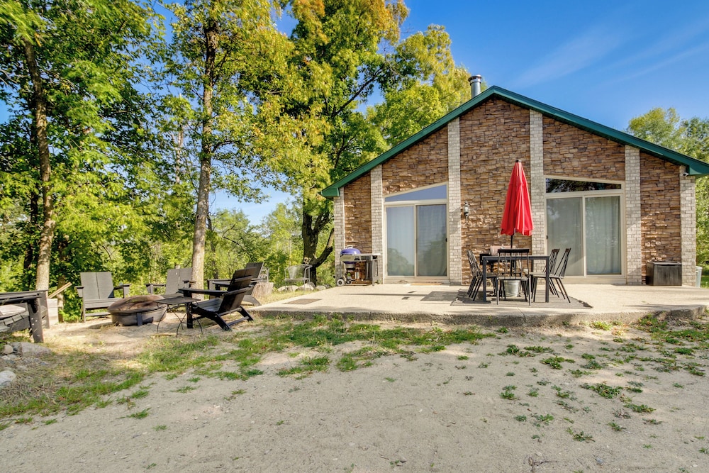 Pet Friendly Richville Vacation Rental with Dock — 4-Star Luxury Hotel in Richville, United States