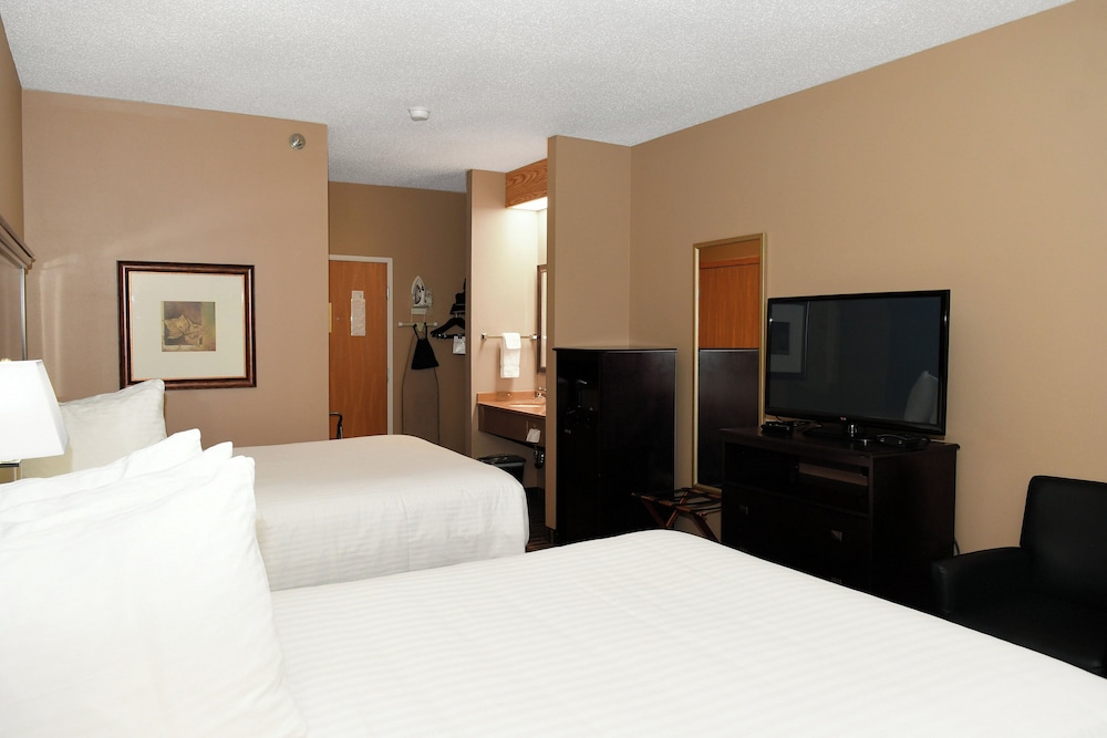 Cobblestone Inn & Suites Denison Majestic Hills - photo 30