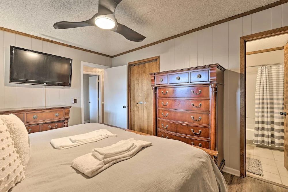 2 Mi to Skiing Resort Style Beech Mountain Condo - photo 16