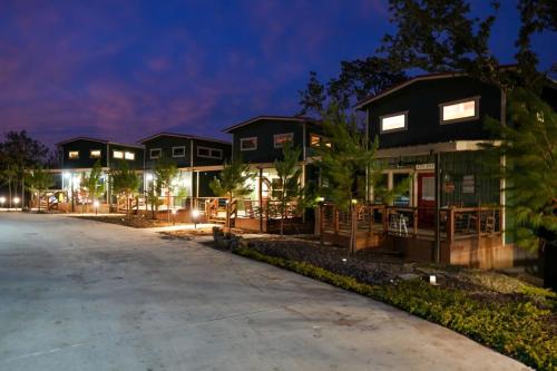 CampQYB Modern Lux Cabin Hot Tub FirePit Games — 4-Star Luxury Hotel in Runaway Bay, United States