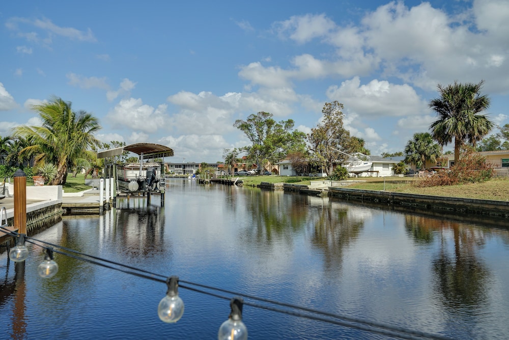 1 Mi to Four Freedoms Beach: Canal front Getaway