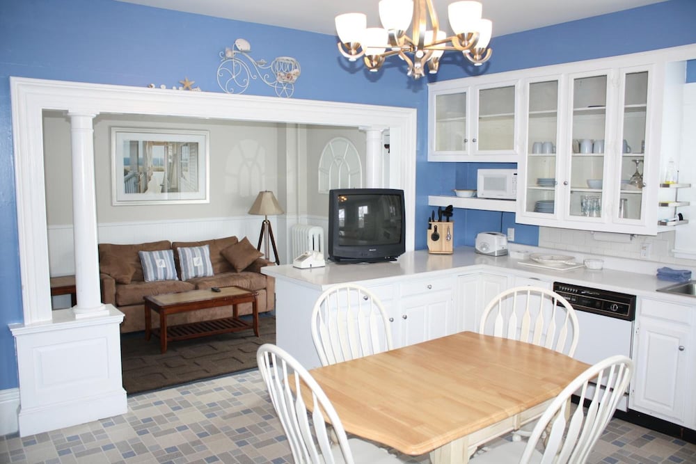 Coast Village Inn & Cottages - photo 21
