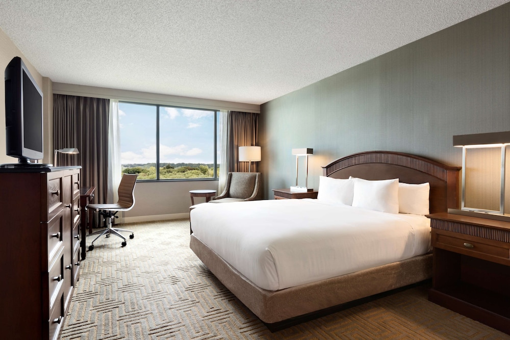 Hilton East Brunswick Hotel & Executive Meeting Center - photo 14