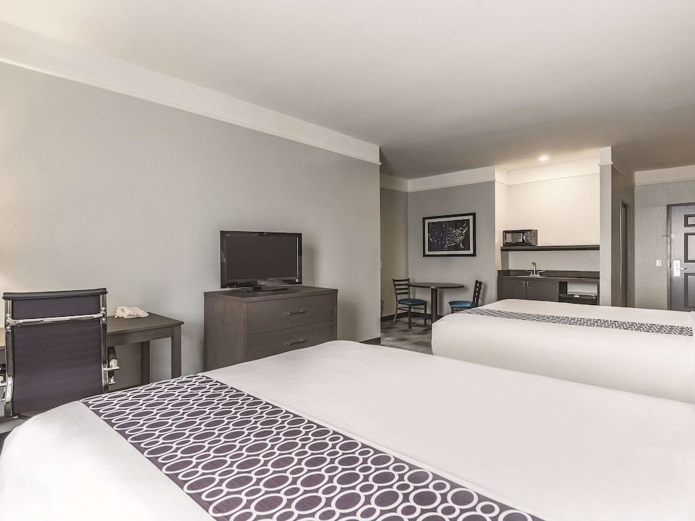 La Quinta Inn & Suites by Wyndham Houston Clear Lake NASA - photo 11