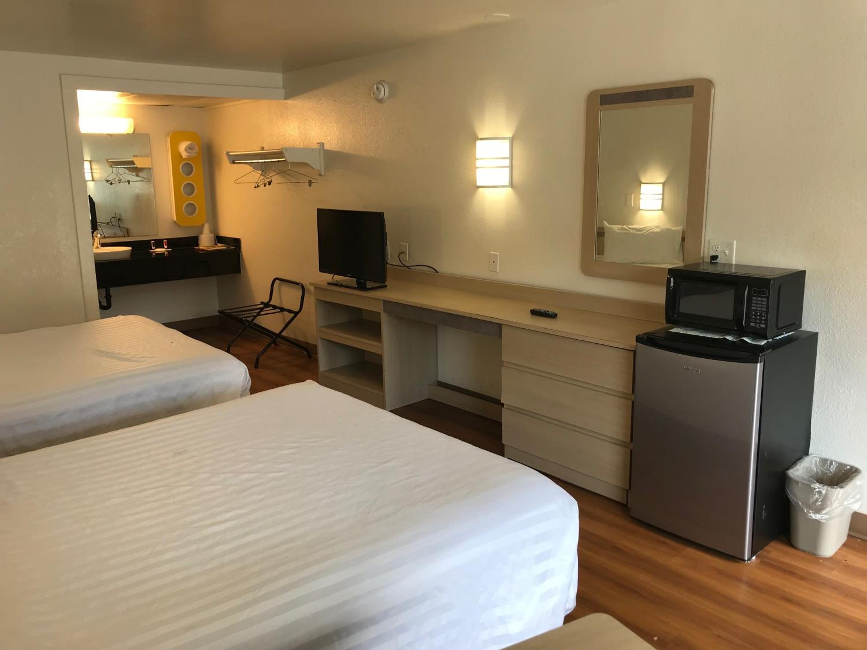 Travelodge by Wyndham Fayetteville - photo 10