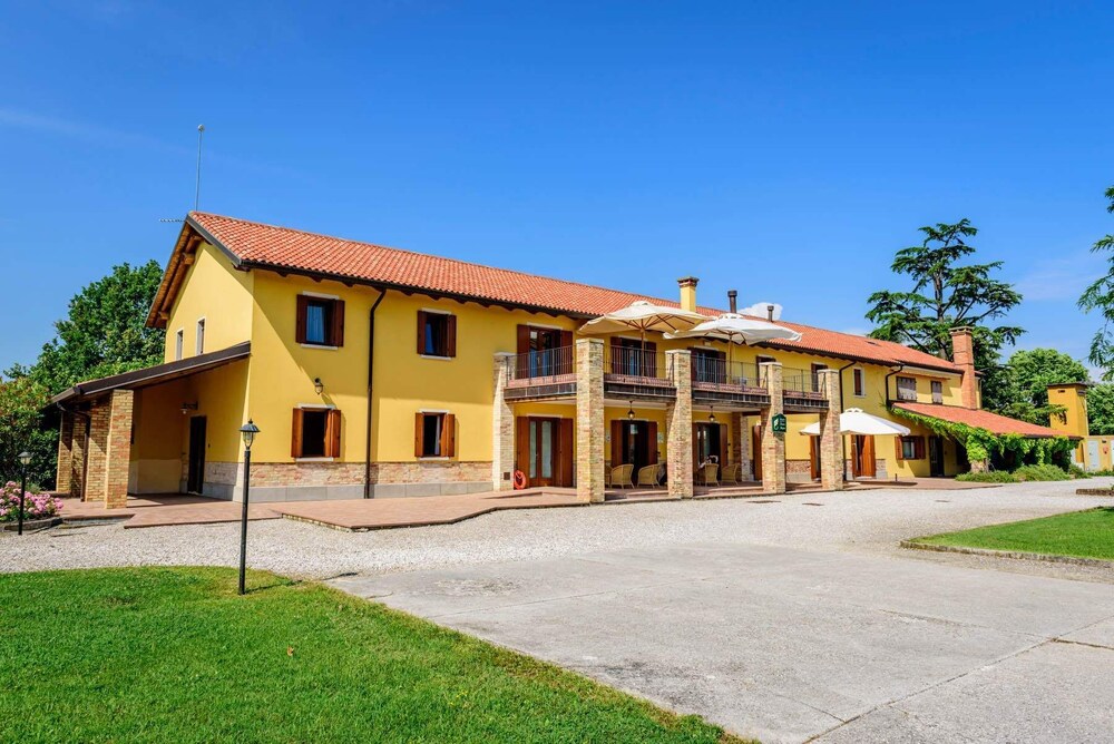 Agriturismo Tenuta Regina — 4-Star Luxury Hotel in Palazzolo Dello Stella, Italy