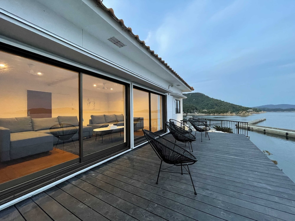 b local Sugawa House Exclusive Seaside Escape in Ocean House — 4-Star Luxury Hotel in Kure, Japan