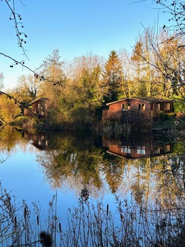 'Little Grebe' Secluded Rustic Lodge Fishermans delight. — 4-Star Luxury Hotel in York, United Kingdom