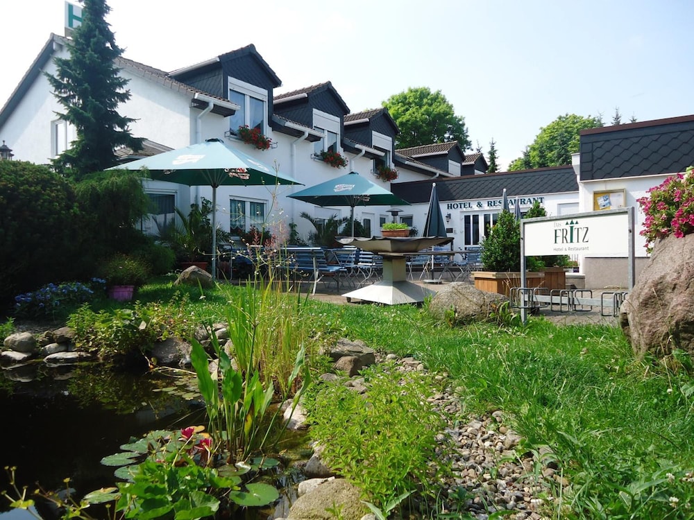 Das FRITZ Hotel Schwerin schöne Lage im Grünen mit regionaler Küche kostenfreien Parkplätzen und E Ladestation — hotel in Schwerin