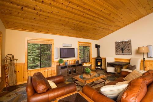 St Bernard at Tahoe Donner Remodeled 3BR Private Hot Tub and Gym and Pool Access in Truckee, United States
