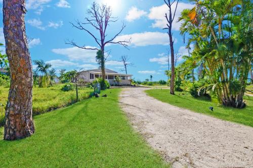 Villa Island Retreat Country house overlooking 13 acres and a small lake — 4-Star Luxury Hotel in Saint James, United States