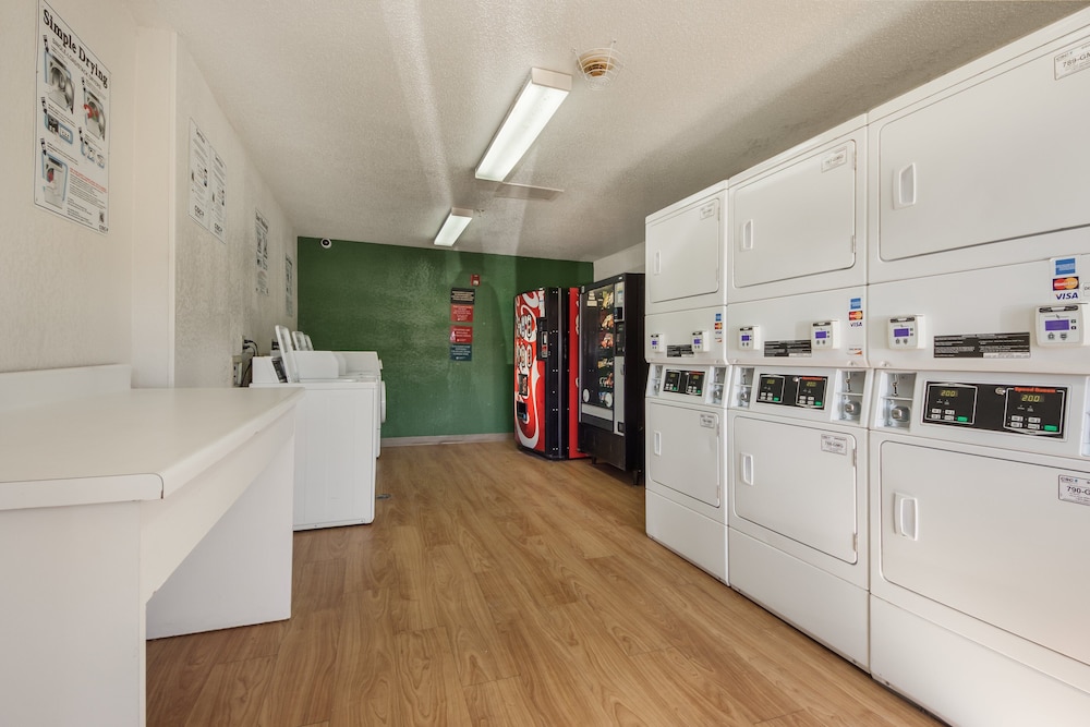 HomeTowne Studios by Red Roof Dallas Mesquite - photo 18