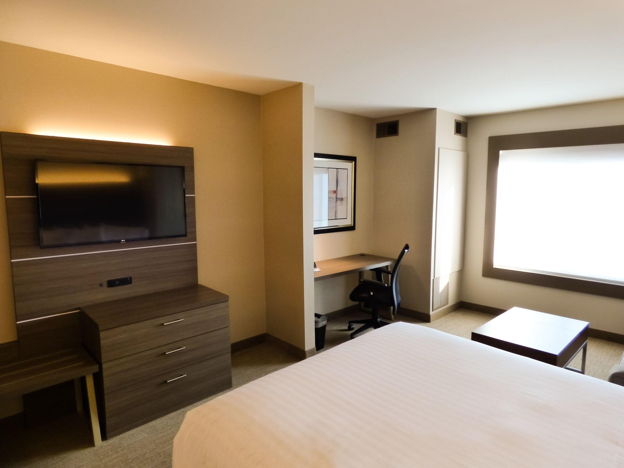 Holiday Inn Express & Suites Plymouth Ann Arbor Area by IHG - photo 16