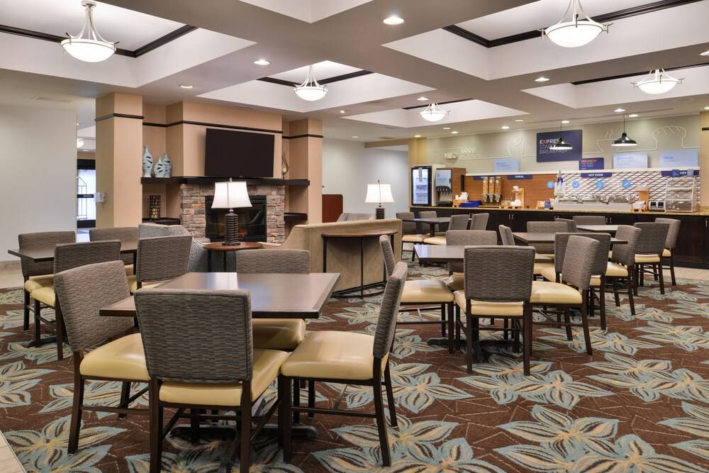 Holiday Inn Express Hotel & Suites Emporia Northwest by IHG - photo 19