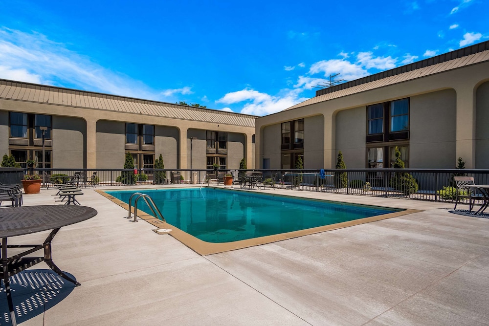 Clarion Inn & Suites Grand Rapids Airport - photo 63