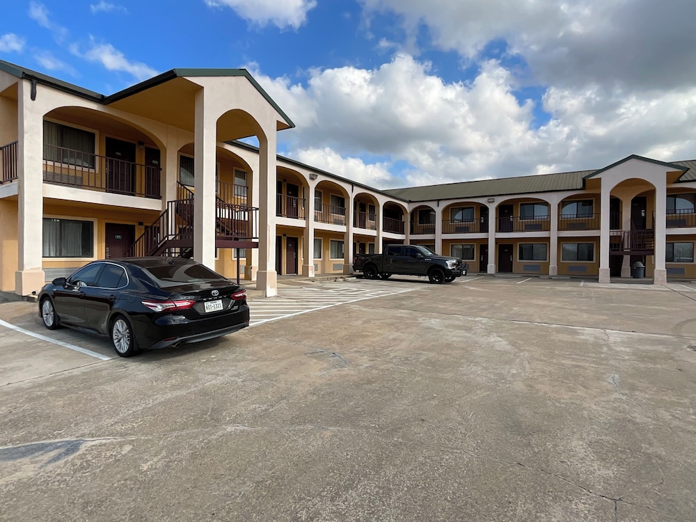 Executive Inn & Suites - photo 37