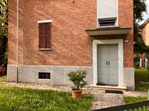 ROSSENA HOME tranquillo appartamento con giardino vicino al centro ed all'Ospedale Santa Maria Nuova SMN — 4-Star Luxury Hotel in Reggio Nell'emilia, Italy