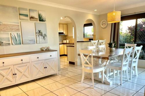 Whispering Palms — 4-Star Luxury Hotel in Bongaree, Australia