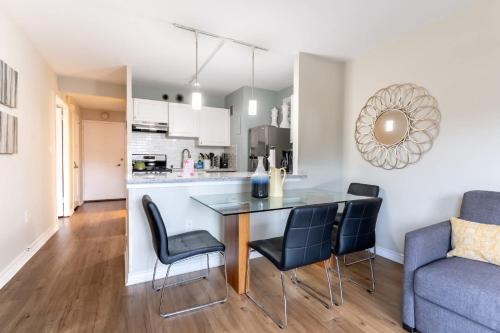 Eclectic Downtown & Cap Hill King bed & Kitchen - photo 16