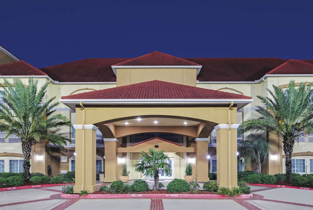 La Quinta Inn & Suites by Wyndham Bay City - photo 2