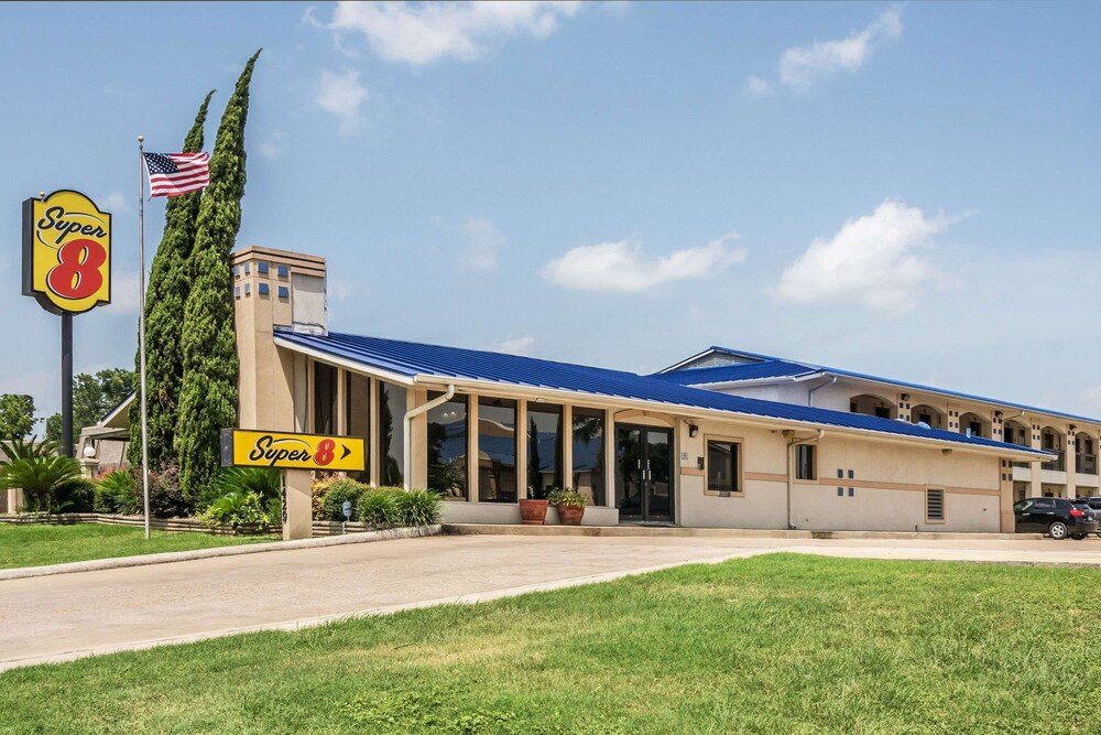 Super 8 by Wyndham San Marcos - featured photo