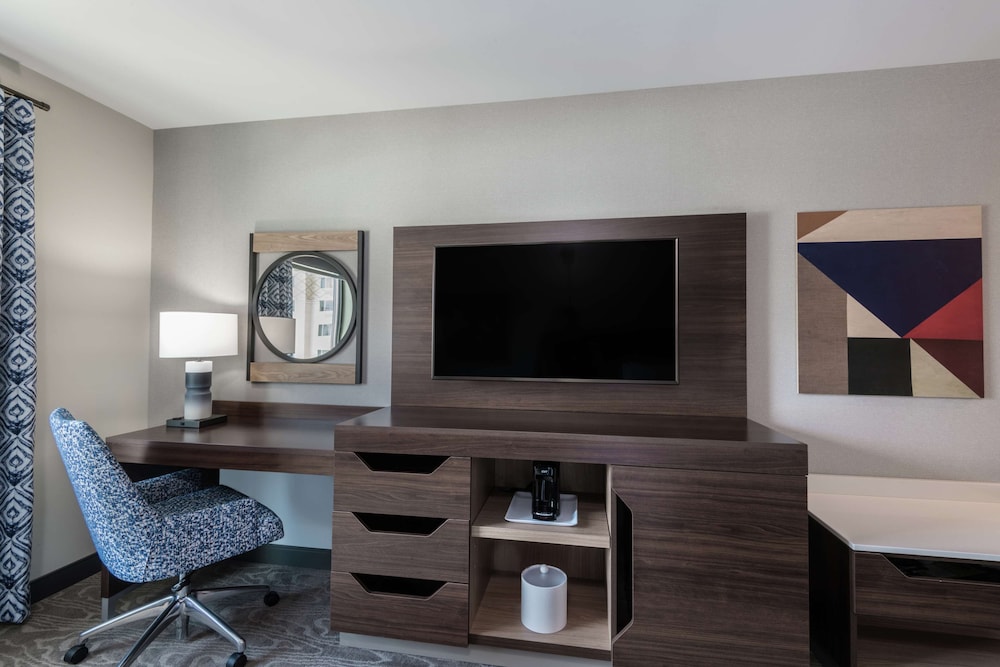 Hampton Inn & Suites Fort Wayne Downtown - photo 22