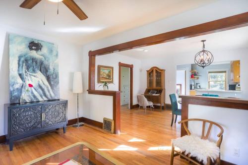 Charming 1920s Retreat Modern Kitchen 5 minutes to Dining and Med District — 4-Star Luxury Hotel in Denver, United States