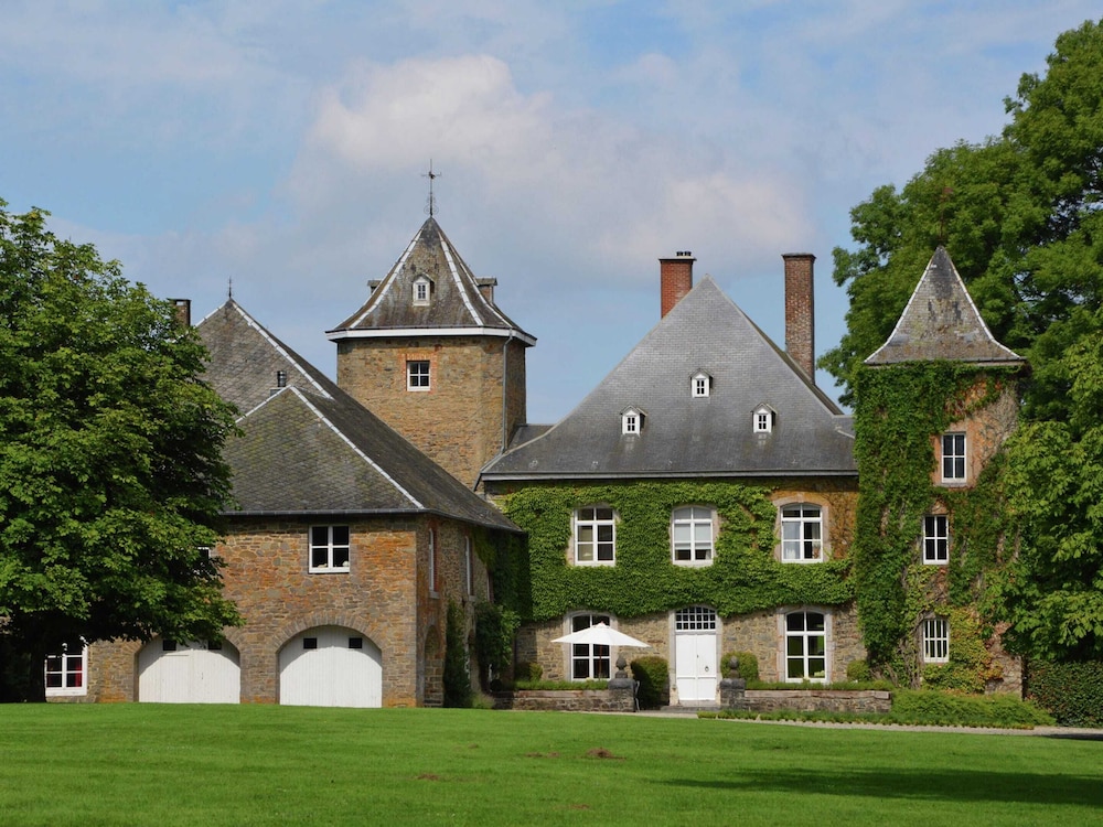 Delightful Castle in Bastogne with Hot Tub — 4-Star Luxury Hotel in Bastogne, Belgium
