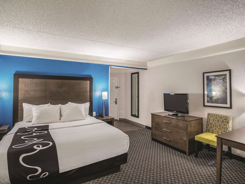 La Quinta Inn & Suites by Wyndham Phoenix Chandler - photo 20