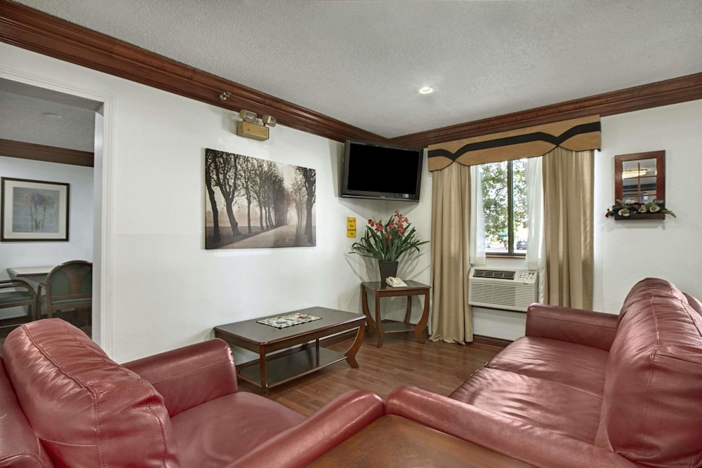 Super 8 by Wyndham Canton Livonia Area - photo 2