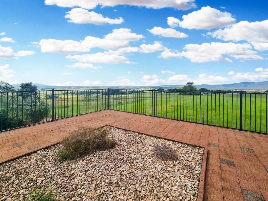 A Picturesque 3 Bedroom House with Splendid Views — 4-Star Luxury Hotel in Atherton, Australia