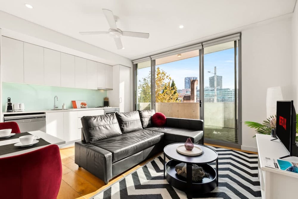 Central modern 1 bedroom with air con & balcony — 4-Star Luxury Hotel in Sydney, Australia