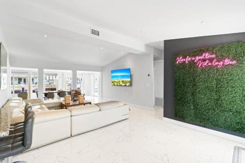 Tropical 4 bed Pool Views in Fort Lauderdale, United States