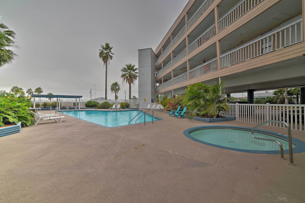 Updated Front Beach Condo w Resort Amenities - photo 18