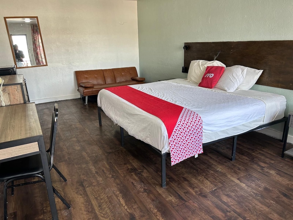 OYO Hotel Downtown Peoria I 74 - photo 23