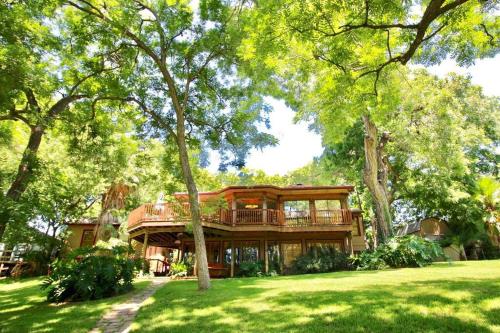 The River Haven Sleeps 32 on Guadalupe River — hotel in Seguin