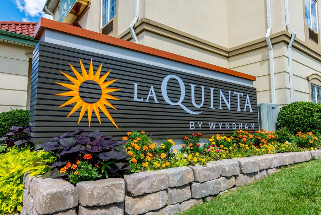 La Quinta Inn & Suites by Wyndham Bentonville - photo 3