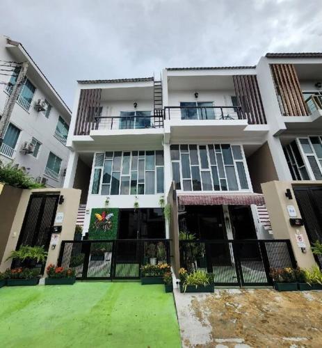 Boxsoon Nimman 4 # 3beds 4baths in Chiang Mai, Thailand