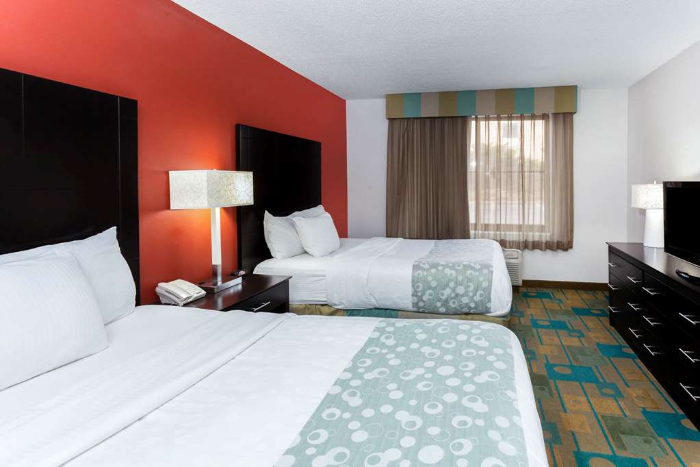 La Quinta Inn & Suites by Wyndham Milwaukee Bayshore Area - photo 20