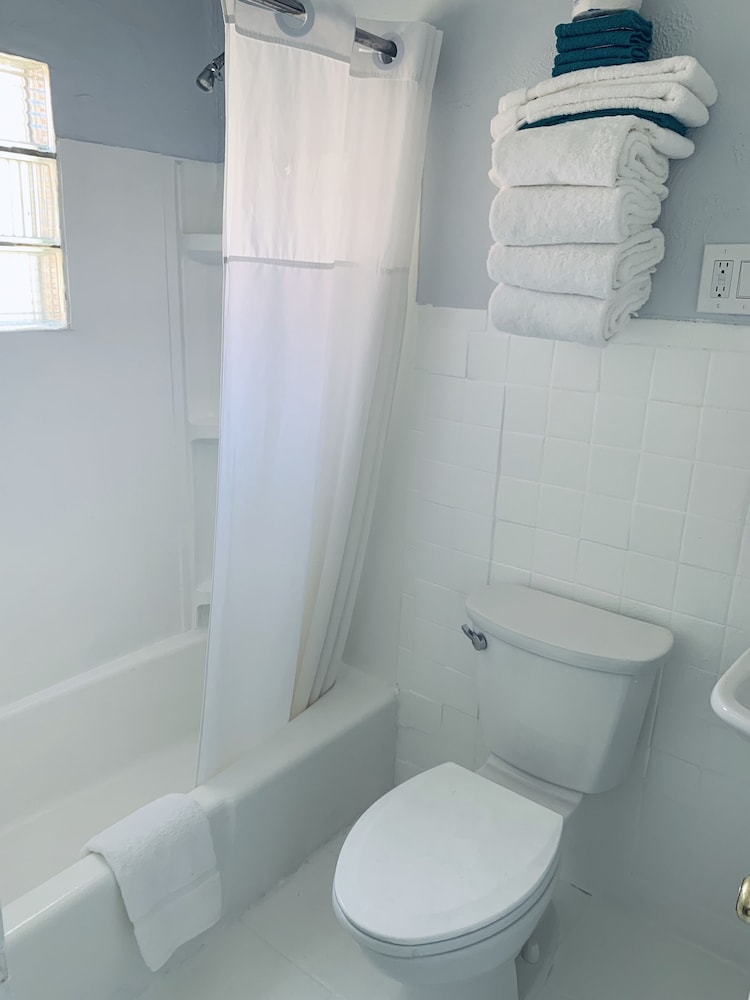 Circle R Motel - photo 29