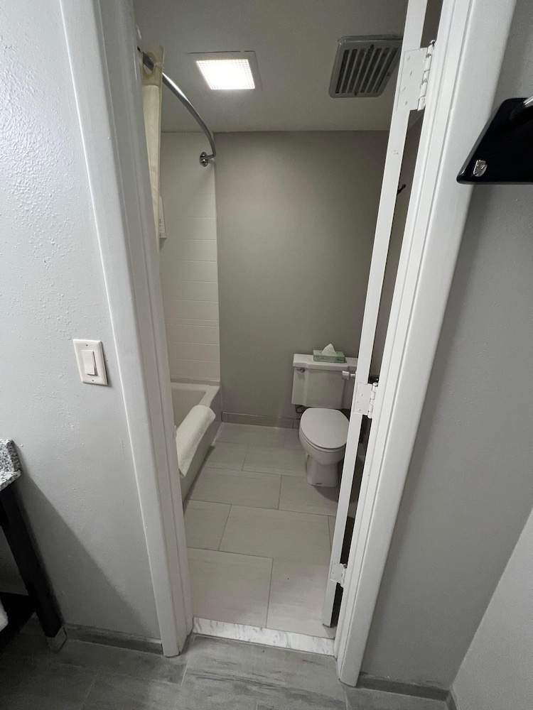 Days Inn by Wyndham Manitowoc - photo 13