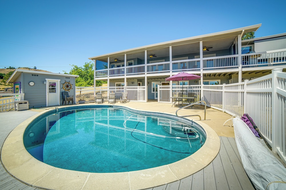 Lakeport Home with Stunning Lake and Mountain Views — 4-Star Luxury Hotel in Lakeport, United States