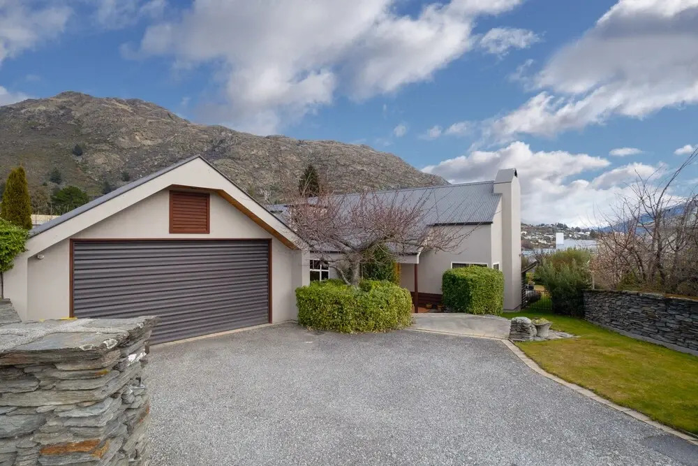 Lakeside Indulgence on Wilmot — hotel near Queenstown Airport