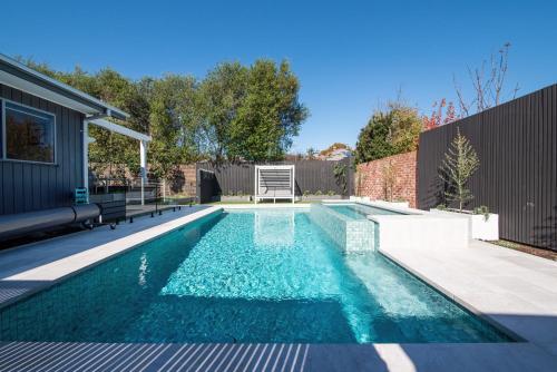 Missy's Escape Luxe Family Entertainer Pool Spa Walk to Beach — hotel in Mornington