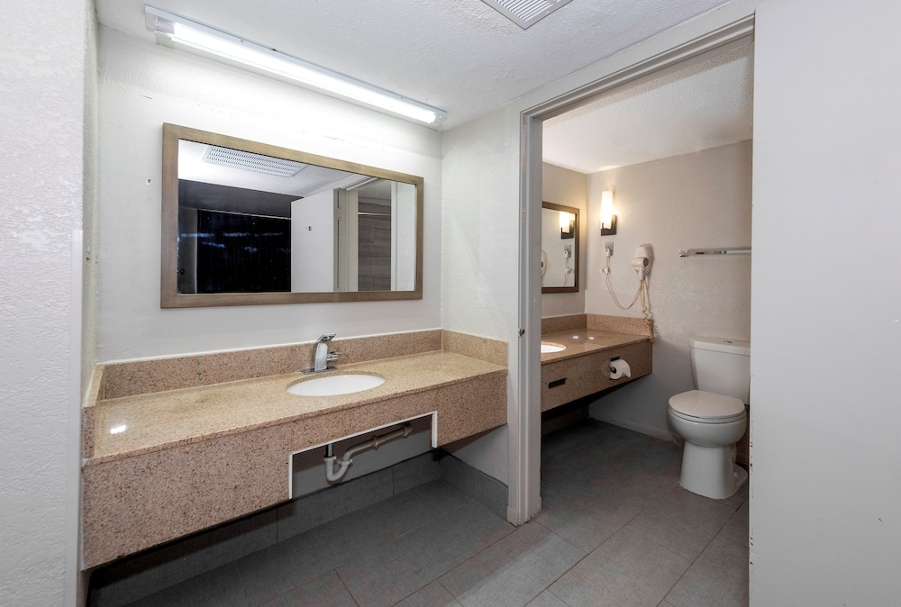 Red Roof Inn Petersburg Fort Lee - photo 34