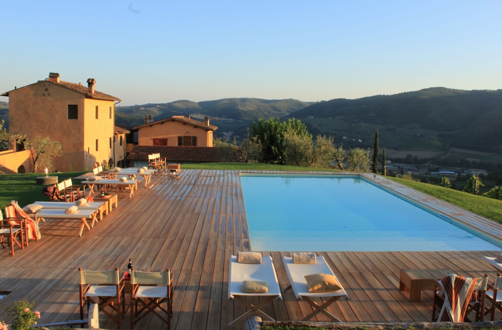 Agriturismo I Veroni — 4-Star Luxury Hotel in Pontassieve, Italy