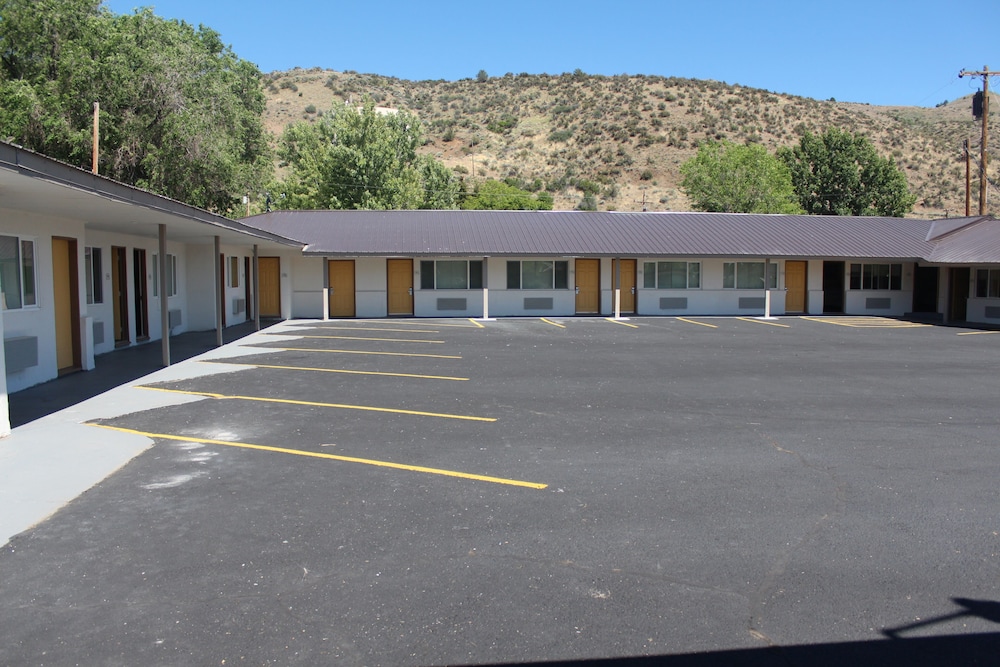 Oregon Trail Inn and Suites - photo 25